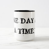 Tasse 2 Couleurs "un jour à la fois" (Centre)