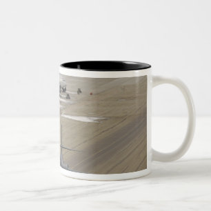 Tasse 2 Couleurs Un Lancer B-1B arrive à la base aérienne d'Eielson