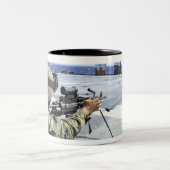 Tasse 2 Couleurs Un Marine américain réglant son arme (Centre)