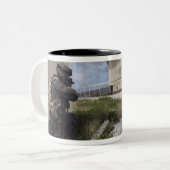 Tasse 2 Couleurs Un Marine assure la sécurité (Devant gauche)