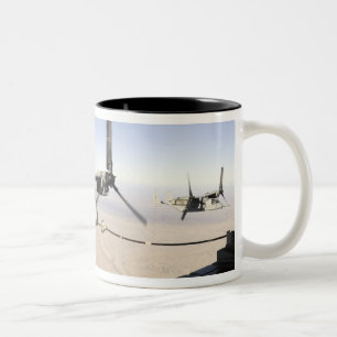 Tasse 2 Couleurs Un MV-22 Osprey ravitaille le mi-vol