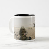 Tasse 2 Couleurs Un opérateur radio de terrain (Devant gauche)