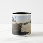 Tasse 2 Couleurs Un Oshkosh M-ATV 2 (Centre)