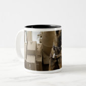 Tasse 2 Couleurs Un ouvrier militaire assis sur un M2A3 (Devant gauche)
