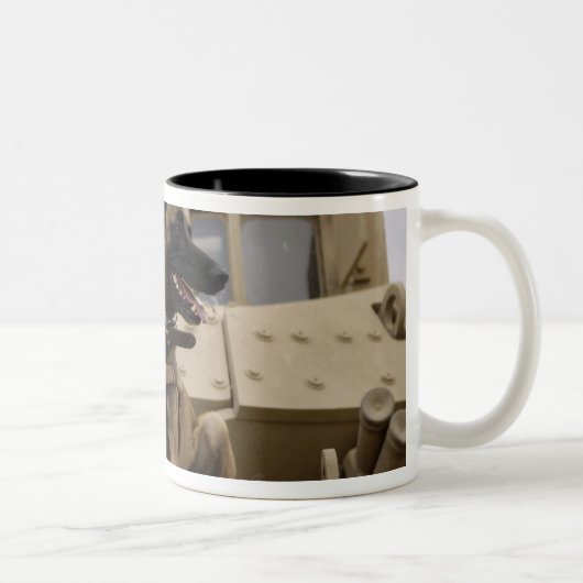 Tasse 2 Couleurs Un ouvrier militaire assis sur un M2A3 (Droit)