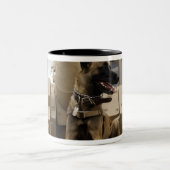 Tasse 2 Couleurs Un ouvrier militaire assis sur un M2A3 (Centre)