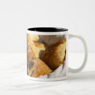 Tasse 2 Couleurs Un panier de petit-déjeuner en osier avec des croi