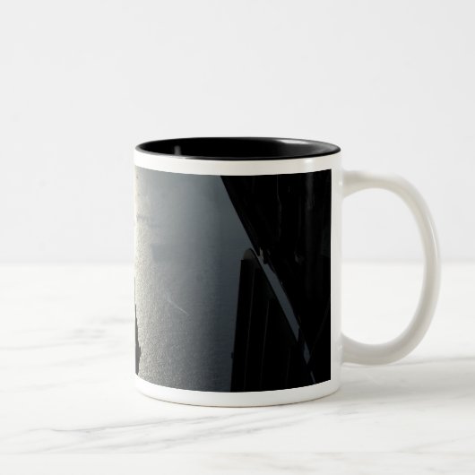 Tasse 2 Couleurs Un pararescueman de la Force aérienne (Droit)