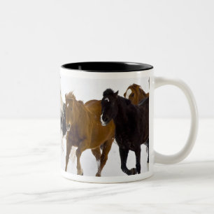 Tasse 2 Couleurs Un paysage hivernal de chevaux au galop
