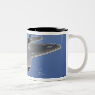 Tasse 2 Couleurs Un Raptor F-22 se met en position pour recevoir f