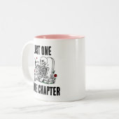 Tasse 2 Couleurs Un seul chapitre de plus Squelette de lecture drôl (Devant gauche)
