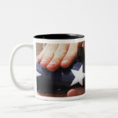 Tasse 2 Couleurs Un soldat tient le drapeau américain (Gauche)