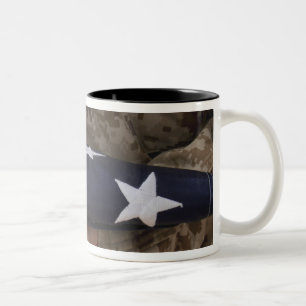 Tasse 2 Couleurs Un soldat tient le drapeau des Etats-Unis