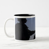 Tasse 2 Couleurs Un technicien maniant une mitrailleuse M240 en Ira (Gauche)