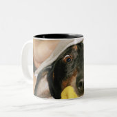 Tasse 2 Couleurs Un teckel étant baigné (Devant gauche)