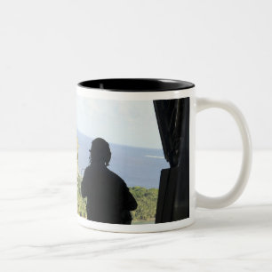 Tasse 2 Couleurs Une boîte de marchandises humanitaires
