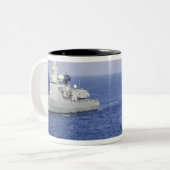 Tasse 2 Couleurs Une équipe de la marine portugaise dans un bateau  (Devant gauche)