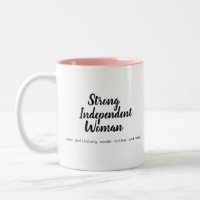 Une femme indépendante forte au café et à la viand
