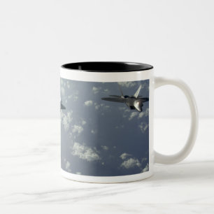 Tasse 2 Couleurs Une formation de trois-bateau de F-22 Raptors