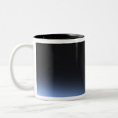 Tasse 2 Couleurs Une lune géante visible au-dessus de l'atmosphère  (Gauche)