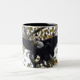 Tasse 2 Couleurs Une paire d'aigles chauves pendant la saison autom