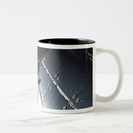 Tasse 2 Couleurs Une partie de la Station spatiale internationale (Droit)