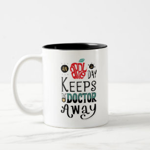 Tasse 2 Couleurs Une pomme par jour garde le médecin loin Citer