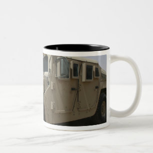 Tasse 2 Couleurs Une rangée des humvees des militaires Polic de