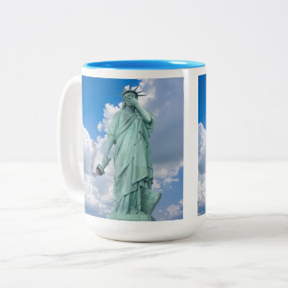 Tasse 2 Couleurs Une statue de la Liberté malheureuse.