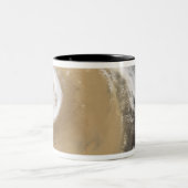 Tasse 2 Couleurs Une tempête de poussière asiatique traverse le Pac (Centre)