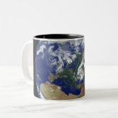 Tasse 2 Couleurs Une Terre entièrement éclairée centrée sur l'Europ (Devant gauche)