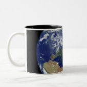 Tasse 2 Couleurs Une Terre entièrement éclairée centrée sur l'Europ (Gauche)