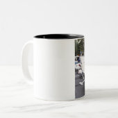 Tasse 2 Couleurs Une voiture classique Studebaker Silver Hawk garée (Devant gauche)