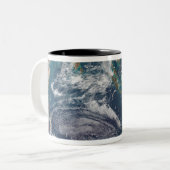 Tasse 2 Couleurs Une vue complète de la Terre montrant les données (Devant gauche)