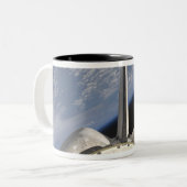 Tasse 2 Couleurs Une vue partielle de Space Shuttle Endeavor (Devant gauche)