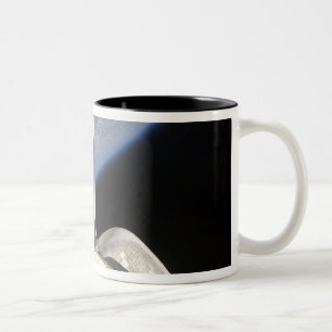 Tasse 2 Couleurs Une vue partielle d'effort de navette spatiale