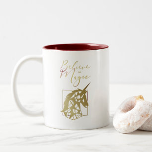 Tasse 2 Couleurs Unicorn croit à la typographie de citation magique