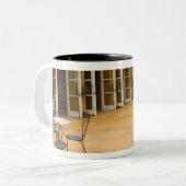 Tasse 2 Couleurs USA, Californie, Sonoma Valley, Patio à Viansa (Devant gauche)