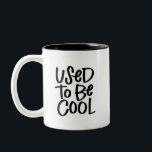 Tasse 2 Couleurs Utilisé comme Cool<br><div class="desc">Comme nous les millénaires commencent à nous sentir ces derniers temps ! La tasse à lettres à la main contient le libellé "Utilisé pour être Cool" d'un côté et "So Cool So Long ago" d'un autre côté avec une petite tasse dans le coin inférieur au verso.</div>