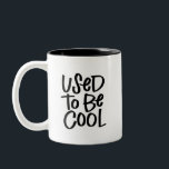 Tasse 2 Couleurs Utilisé comme Cool<br><div class="desc">Comme nous les millénaires commencent à nous sentir ces derniers temps ! La tasse à lettres à la main contient le libellé "Utilisé pour être Cool" d'un côté et "So Cool So Long ago" d'un autre côté avec une petite tasse dans le coin inférieur au verso.</div>