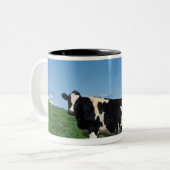 Tasse 2 Couleurs Vache du Holstein se tenant dans le domaine, (Devant gauche)