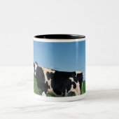 Tasse 2 Couleurs Vache du Holstein se tenant dans le domaine, (Centre)