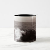 Tasse 2 Couleurs Vagues de mer se brisant contre la roche (Centre)