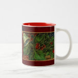 Tasse 2 Couleurs Vintage Christmas Bell et Holly<br><div class="desc">L'image de l'époque victorienne,  aux couleurs riches,  est ornée d'une cloche argentée et de bouts de saint surlignés d'or sur un arrière - plan de velours rouge et d'étoiles dorées.</div>