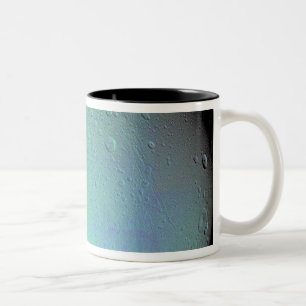 Tasse 2 Couleurs Vue de couleur fausse de la lune Dione de Saturn