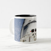 Tasse 2 Couleurs Vue de la navette spatiale cabine d'équipage d'End (Devant gauche)