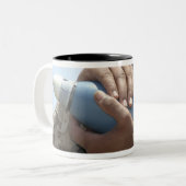 Tasse 2 Couleurs Vue d'ensemble d'un soldat faisant crader une muni (Devant gauche)