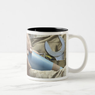 Tasse 2 Couleurs Vue d'ensemble d'un soldat faisant crader une muni
