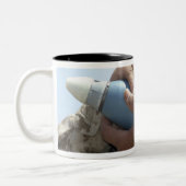 Tasse 2 Couleurs Vue d'ensemble d'un soldat faisant crader une muni (Gauche)