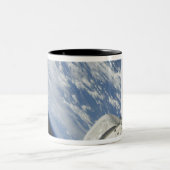 Tasse 2 Couleurs Vue partielle de Space Shuttle Endeavor (Centre)